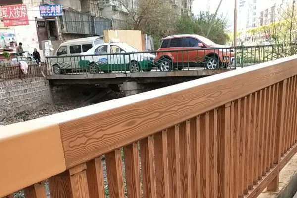 河北承德雙橋區街道鍍鋅管護欄仿木紋漆施工項