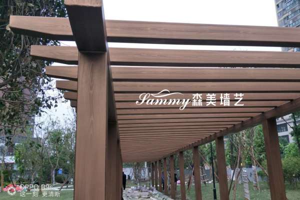 成都新都區桂湖鎮海倫國際廣場鋼構廊架仿木紋