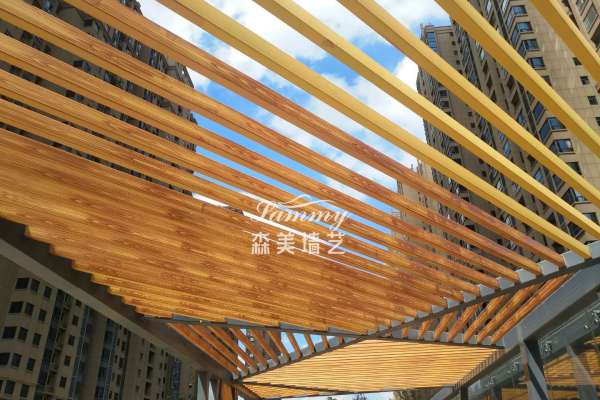 河南信陽平橋區東方今典中央城鋼構仿木紋施工