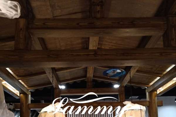河南商丘北海路萬達室內(nèi)餐廳仿木紋裝修效果